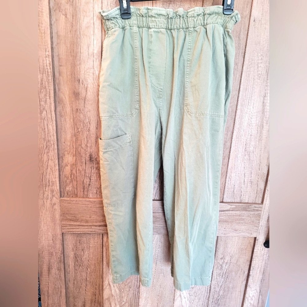 Anthropologie Cropped Army green pull-on pants, Size small